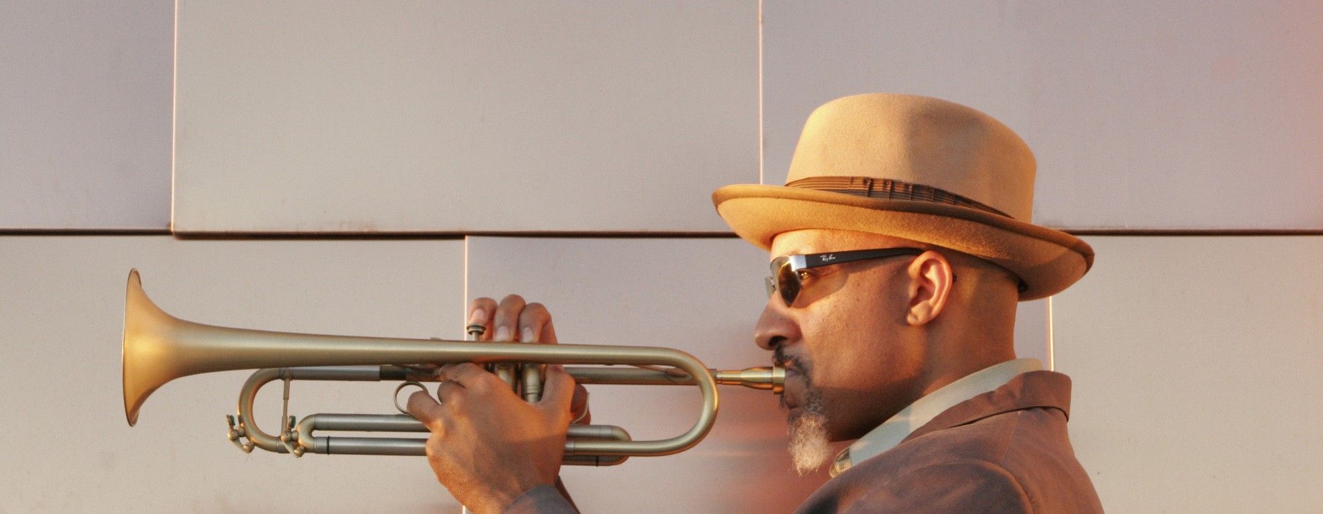 Doug Ellington performing